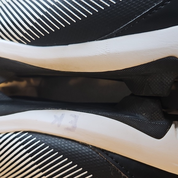 Under Armour Youth Baseball Cleats - Picture 10 of 13